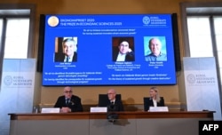 Генэральны сакратар Каралеўскай швэдзкай акадэміі навук Ганс Элегрэн (у цэнтры) абвяшчае ляўрэатаў прэміі памяці Нобэля ў эканоміцы за 2025 год. Стакгольм, 13 кастрычніка 2025 году