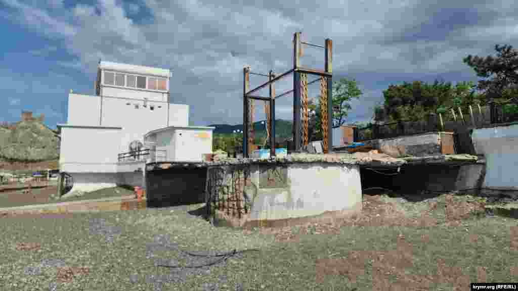 Үзәк пляжда элекке грузин кафесы калдыклары 