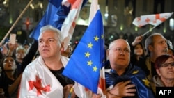 Грузиянын жана Евробиримдиктин желегин көтөргөн демонстранттар. 17-апрель, 2024-жыл.
