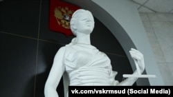 Скульптура древнегреческой богини правосудия Фемиды в подконтрольном РФ Верховном суде Крыма