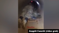 Російські військові пересуваються газовою трубою поблизу Куп'янська