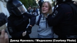 Ռուսաստան - Ոստիկանները բռնություն են գործադրում ցուցարար Դարյա Սոսնովսկայայի նկատմամբ, Մոսկվա, 10-ը օգոստոսի, 2019թ.