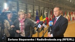 Глава МЗС Польщі Радослав Сікорський спілкується з журналістами після засідання Ради ЄС у Брюсселі, 18 листопада 2024 року