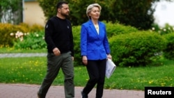 European Commission President Ursula von der Leyen (right) and Ukrainian President Volodymyr Zelenskiy arrive for a joint press conference in Kyiv on May 9.