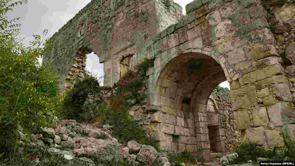 Найкраще з будівель Мангупа збереглася цитадель. На самому верху триповерхової фортеці були житлові приміщення правителя Мангупа, а внизу&nbsp;&ndash; арсенал, який використовувався ще і як в&#39;язниця