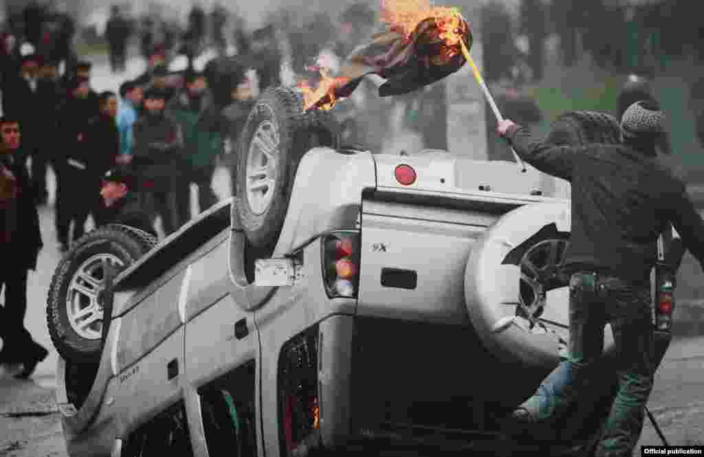 Көргөзмөдө элдин милиция кызматкерлери менен болгон алгачкы кагылышынан баштап, курман болгондорду акыркы сапарга узатуу зыйнатына чейинки орчундуу көз ирмемдер камтылган.