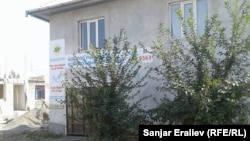 Частный дом, где открыт избирательный участок.