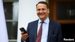 За словами дипломата, в той час як російські ракети атакують Київ, Угорщина «забороняє в’їзд сміливому етнічному угорцю, який наважився боротися за свободу України»