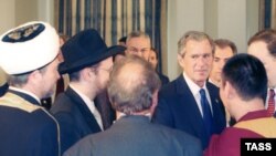 Приезжая в Россию, президент США обязательно находит время для встречи с представителями общественности