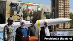 حسن روحانی رئیس‌جمهور ایران در حین پرده برداری از سیستم دافع هوا بنام باور۳۷۳ 