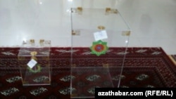 Урны для бюллетеней на выборах. Туркменистан, 2012 (иллюстративное фото) 
