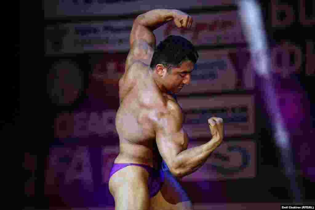 Чемпионатка келгендер 75 килограмм салмакка чейинкилер жана 75 килограмм салмактан жогоркулар болуп таймашты.&nbsp;