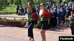 Иман Каримова (справа) со своей тетей Лолой Каримовой-Тилляевой на открытии памятника своему деду Исламу Каримову. Ташкент, 31 августа 2017 года.