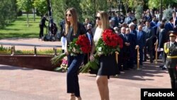 Иман Каримова (справа) со своей тетей Лолой Каримовой-Тилляевой на открытии памятника своему деду Исламу Каримову. Ташкент, 31 августа 2017 года.