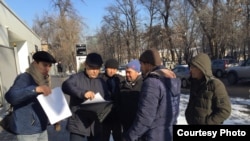 Активисты и представители общественного объединения «Атажұрт еріктілері», поднимающего проблему притеснений этнических казахов в Синьцзяне, у представительства ООН. Алматы, 17 января 2020 года.