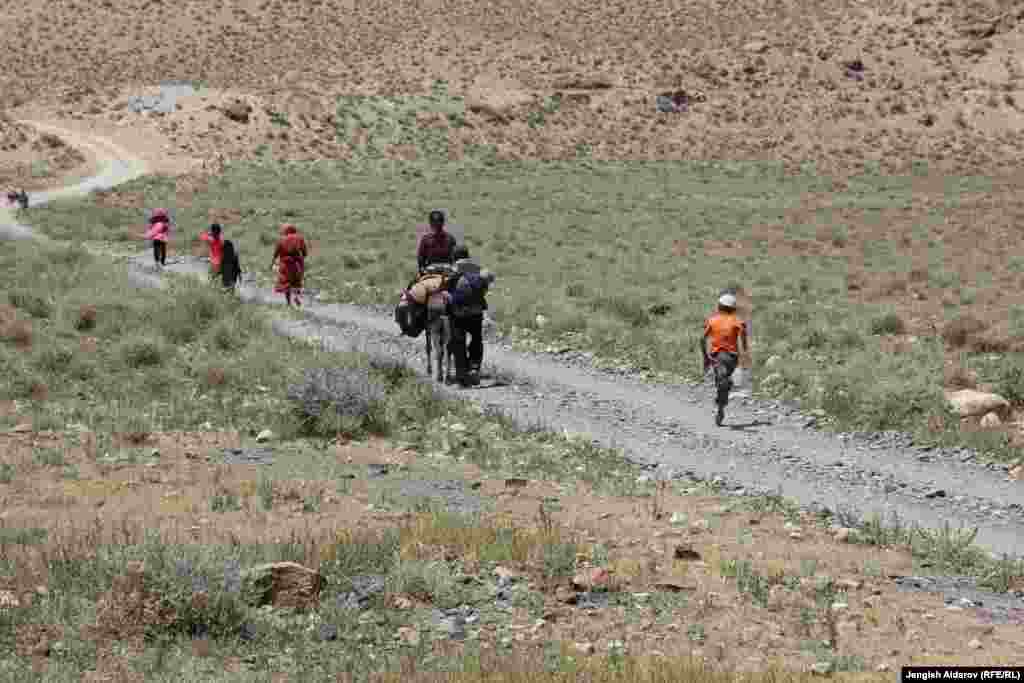 Айылда туруктуу 40ка чукул үй-бүлө болгону менен жай айларында жайлоолоп бир топ эле киши барат.