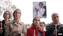 Через девять дней после убийства память Анны Политковской почтили у российского посольства в Вашингтоне