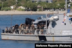 Корабль береговой охраны Греции перевозит сотни найденных в море нелегальных мигрантов в порты островов Гавдос и Крит. 6 июля 2025 года