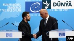 Ukrainanyň prezidenti Wolodymyr Zelenski (çepde) we Ýewropa Geňeşiniň baş sekretary Alen Berset
