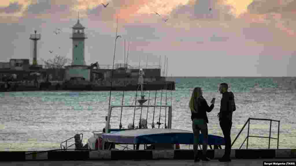 Небо над набережною зимової Ялти забарвилося в рожево-бузкові тони