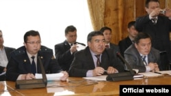 Парламентте салык, бажы кызматынын жетекчилери алтын кен маселсин талкуулашты    