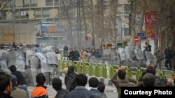 Тегерандагы жекшемби күнкү кагылыштардан бир көрүнүш. Сара тарткан сүрөт. 2009-жылдын 27-декабры.