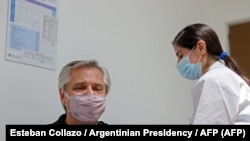 Аргентинанын президенти Алберто Фернандес 
"Sputnik V" вакцинасы менен эмделүүдө. Буэнос-Айрес. 2021-жылдын 21-январы.