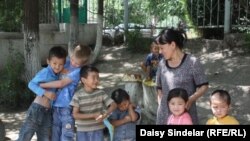 Айрым талдоочулар этностор аралык мамилени чыңдоону бала бакчадан баштоо керектигин айтып келишет. (Сүрөттө: Оштогу Айданек балдар бакчасы.)