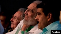 На театральном представлении в честь Фиделя Кастро (слева направо) Рауль Кастро, Фидель, Николас Мадуро