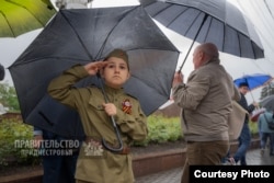 Хлопчик у радянській формі у Тирасполі. Придністров'я, підконтрольний Росії регіон Молдови. 9 травня 2025 року