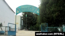 Aşgabadyň 12- nji çagalar bagynyň girelgesi. Aşgabat, iýul, 2012.