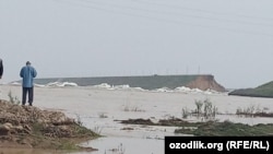 Sardoba to‘g‘onining yorilgan 6-piketi suratini ko‘rgan mutaxassislar¸ uning qurilishida sement ishlatilganiga qattiq shubha bildirmoqda.