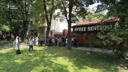 Львів'янам не вдалось передати листи до Сенцова через російське консульство – відео