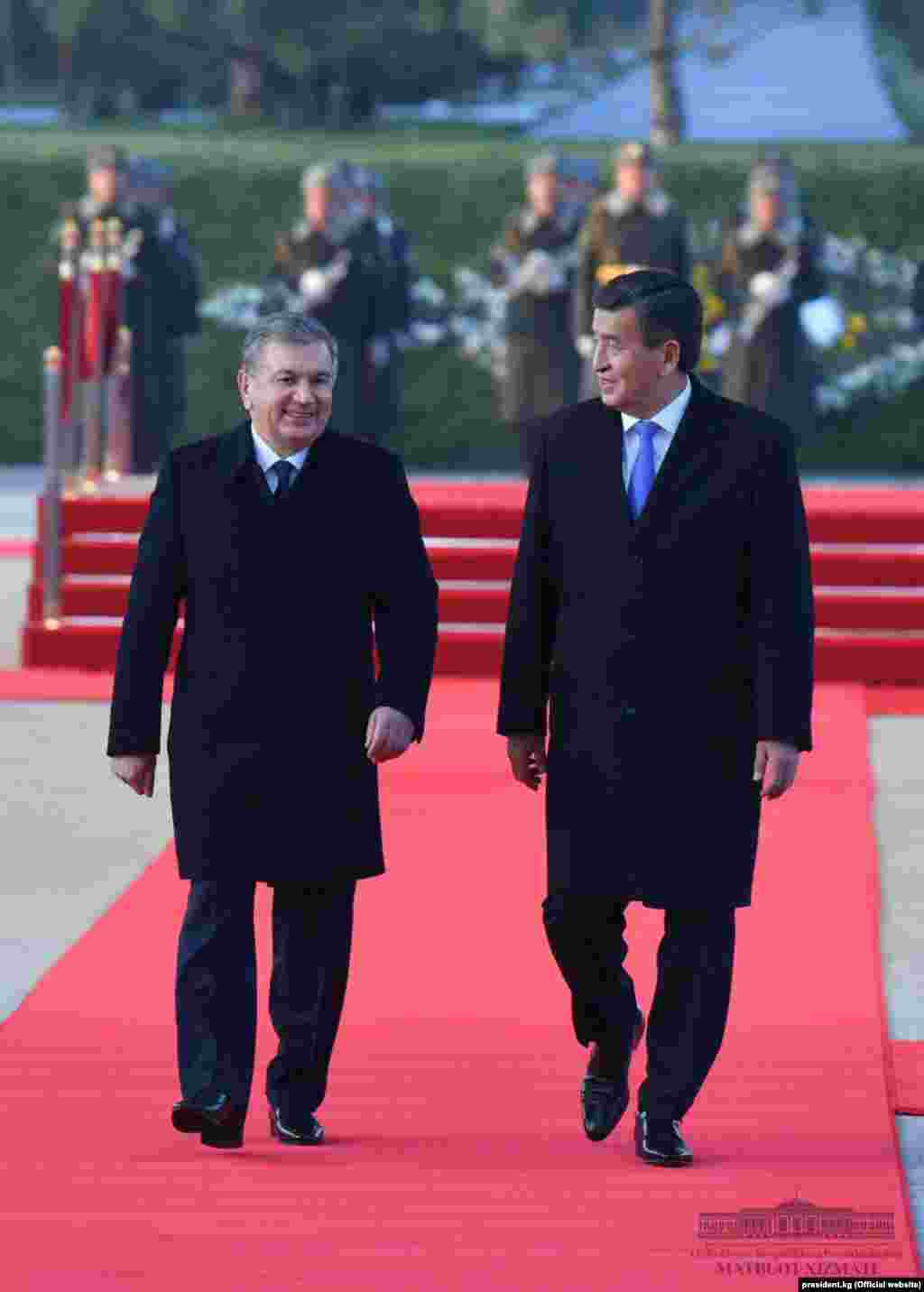 Президент Узбекистана также сообщил, что есть договоренности по железнодорожному маршруту. &laquo;В Кыргызстане есть уникальное озеро Иссык-Куль. Наши люди хотели, чтобы мы открыли авиарейс, но мы договорились, что будем открывать и железнодорожный маршрут до Иссык-Куля. Это люди. Зачем им далеко ездить, когда у соседей есть такое богом данное место. В транспортно-логическом вопросе мы сильно продвинулись&raquo;, - сказал Шавкат Мирзиеев.