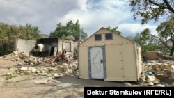 Палатка на месте дома, сгоревшего во время приграничного конфликта. Село Достук, Баткенская область. 