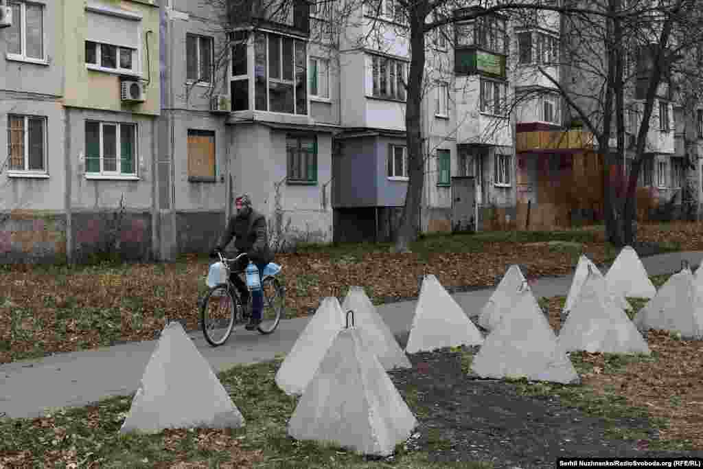 Однією з найбільших проблем в місті є водопостачання. Ще в серпні 2022 року, кажуть місцеві, російські військові розбили водонасосні станції за містом, з того часу в місті завжди були проблеми з водопостачанням. З наближенням фронту ця проблема для цивільних стала, мабуть, однією із головних&nbsp;&nbsp;