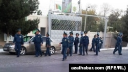 Полиция в Туркменабаде (иллюстративное фото)