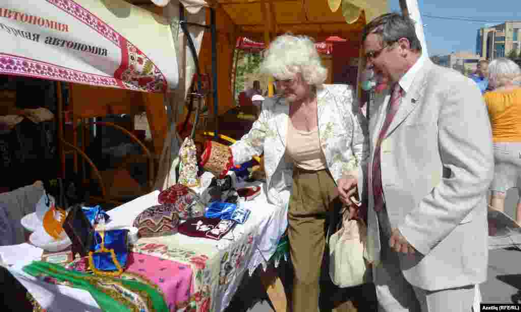 Дума депутаты Олег Смолин татар күргәзмәсен карый