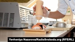 Суши жана ролл даярдоо учуру. Иллюстрациялык сүрөт.