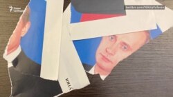 «Я вашего Путина тоже порву». Как российский депутат уничтожил портрет президента (видео)