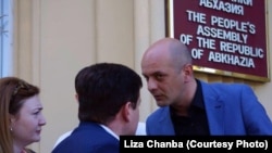 По мнению Алмаса Джапуа, достаточно оснований для инициирования рассмотрения вопроса об объявлении вотума недоверия премьер-министру Артуру Миквабия и передачи материалов в Генпрокуратуру. Фото: Лиза Чанба