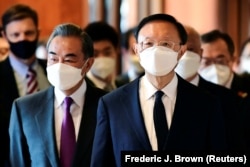 Кытай КП БК тышкы иштер комиссиясынын кеңсесинин башчысы Ян Цзечи (оңдо) менен КЭРдин тышкы иштер министри Ваң И (солдо) Анкориждеги сүйлөшүүгө келүүдө. Аляска, АКШ. 2021-жылдын 18-марты.