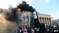 Антиурядові демонстранти збираються біля будівлі грузинського парламенту у Тбілісі, 14 грудня 2024 року