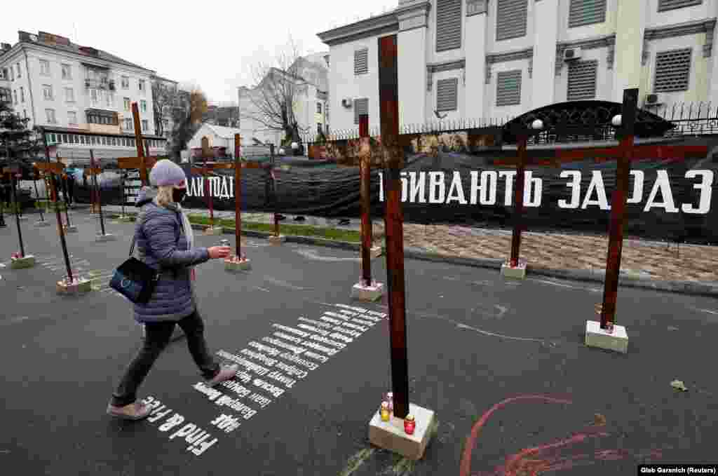 У День пам&#39;яті жертв голодоморів біля посольства Росії в Україні відбулася акція, учасники якої вивісили банери з написами: &laquo;Пам&rsquo;ятаємо, хто наші вороги&raquo;, &laquo;Вбивали тоді. Вбивають зараз&raquo;. Вони також встановили 33 металічні хрести в пам&rsquo;ять про загиблих від Голодомору-геноциду 1932&ndash;1933 років. Київ, 28 листопада 2020 року