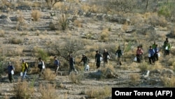 Жо Байден 2021-жылы кызматка киришкенден бери рекорддук сандагы иммигранттар АКШ-Мексика чек арасын мыйзамсыз кесип өткөнү тууралуу маалыматтар бар.