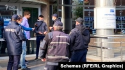 Журналісти «Схем» спілкуються з поліцейськими після нападу