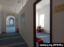 Внутри старой жымпитинской мечети