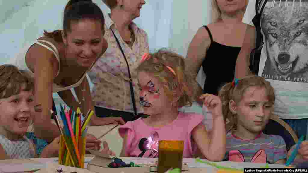 Маленьких гостей фестивалю розважали майстер-класами з виготовлення іграшок та сувенірів