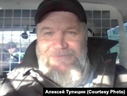 Алексей Тупицин в автозаке после задержания на митинге