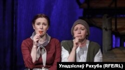 Алена Баярава (зьлева) на прэм'еры спэктакля «Калека з вострава Інішман»